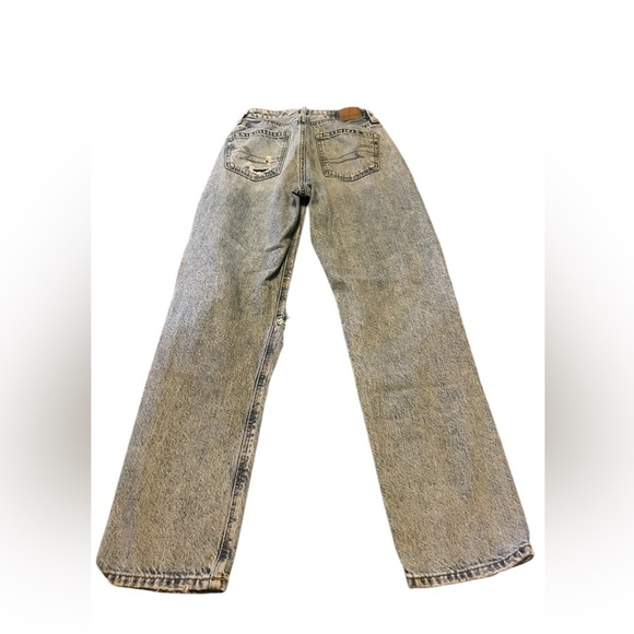 American Eagle Woman’s Size O Regular, Mom Jeans Light Wash Rips in Knees - Picture 3 of 5